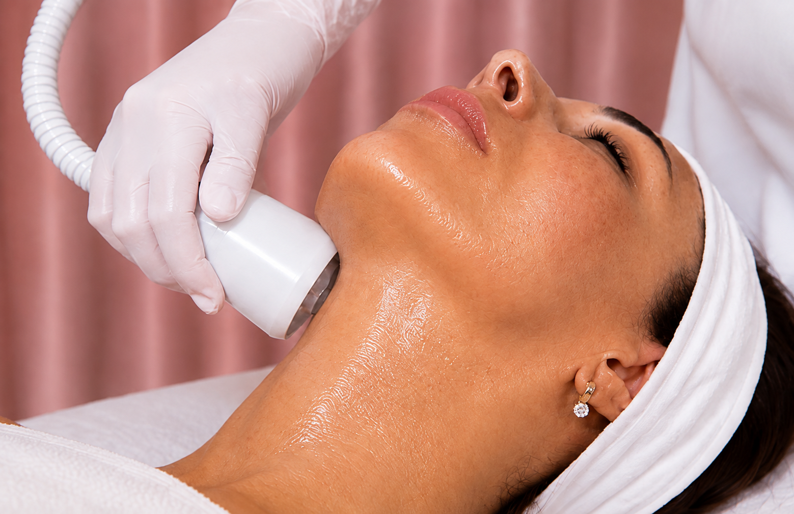 Glaciénne Cryo Facial Behandlung an Kieferlinie und Hals bei Skin Revive